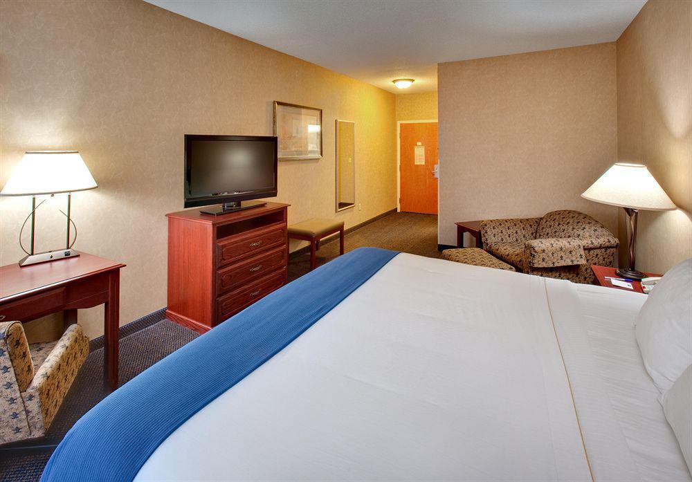Holiday Inn Express Jamestown By Ihg Стая снимка