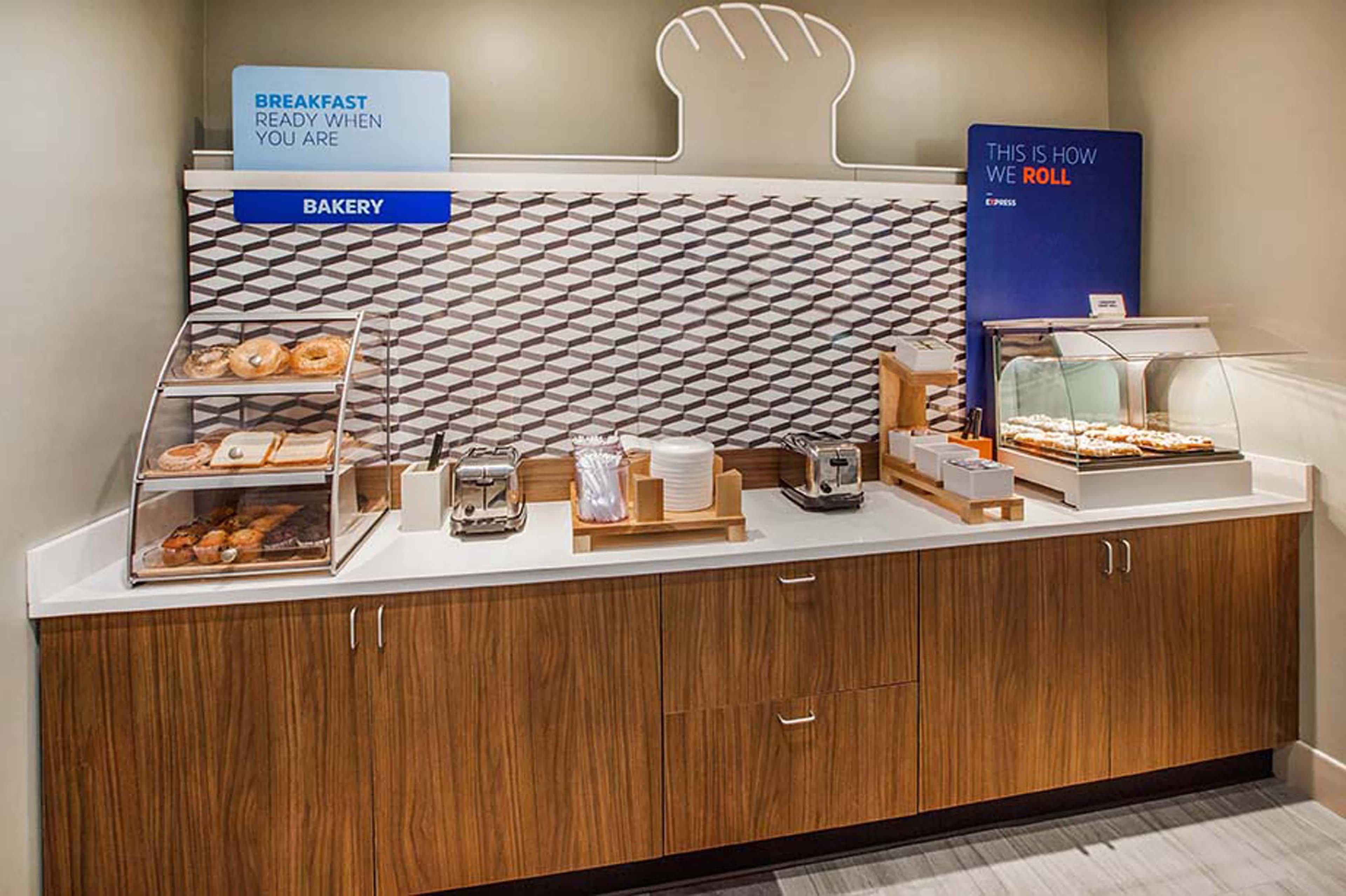 Holiday Inn Express Jamestown By Ihg Екстериор снимка